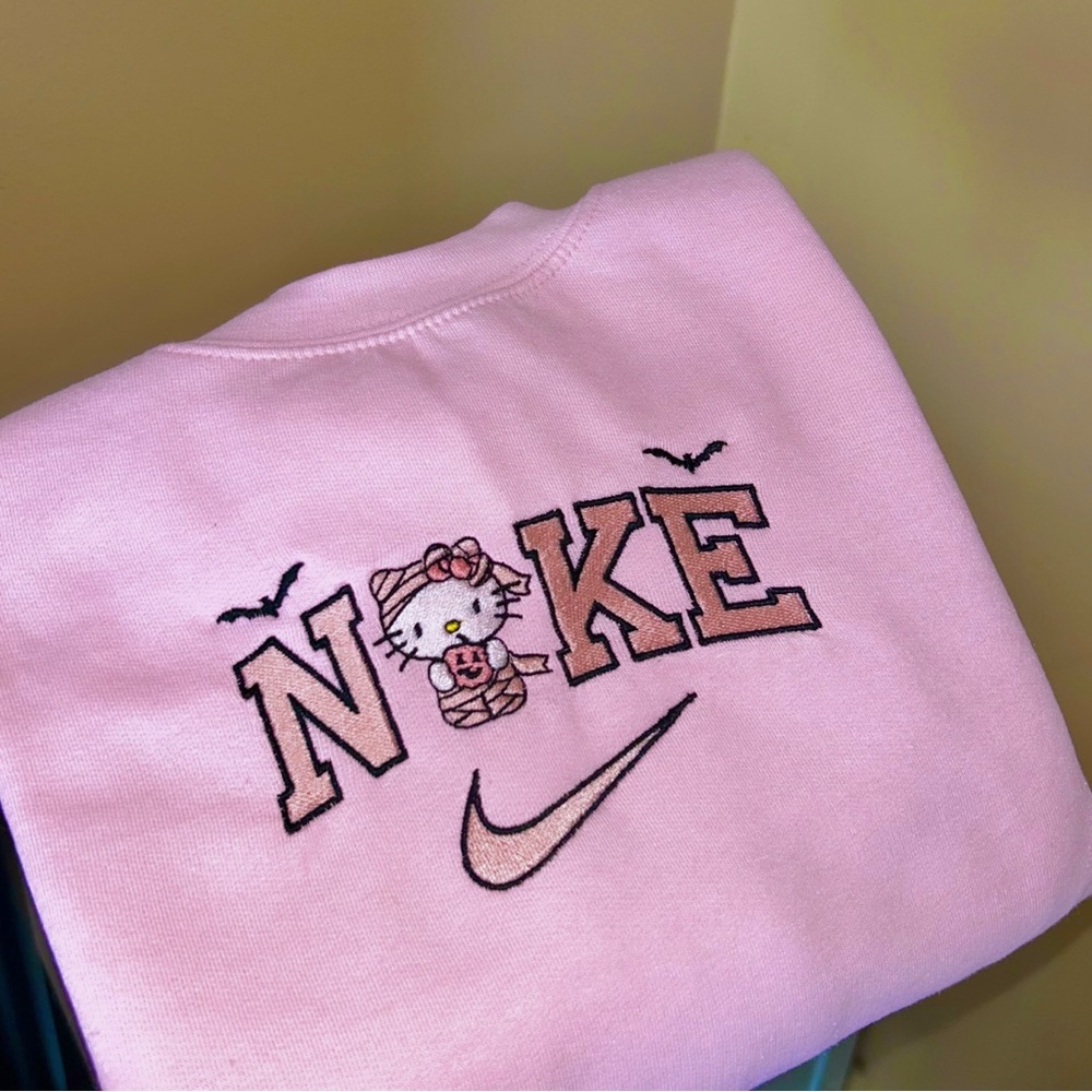 - Halloween Hello Kitty Crewneck💖